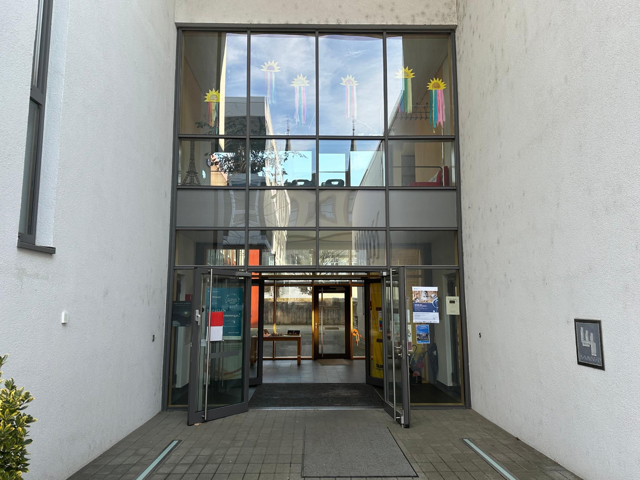Man sieht auf den Eingangsbereich der Grundschule am Dom. Die Schultür ist geöffnet.