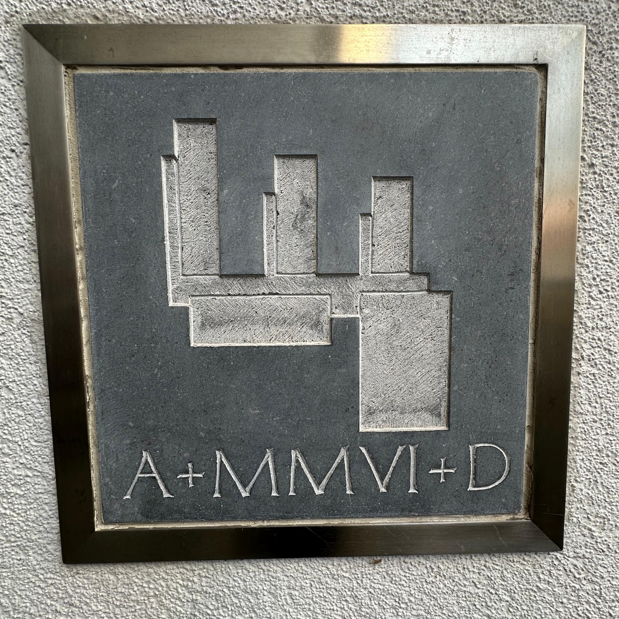 Hier sieht man den Zeitkapsel-Abdeckstein im Eingangsbereich der Grundschule am Dom. (c) Heiderich Hier sieht man den Zeitkapsel-Abdeckstein im Eingangsbereich der Grundschule am Dom.